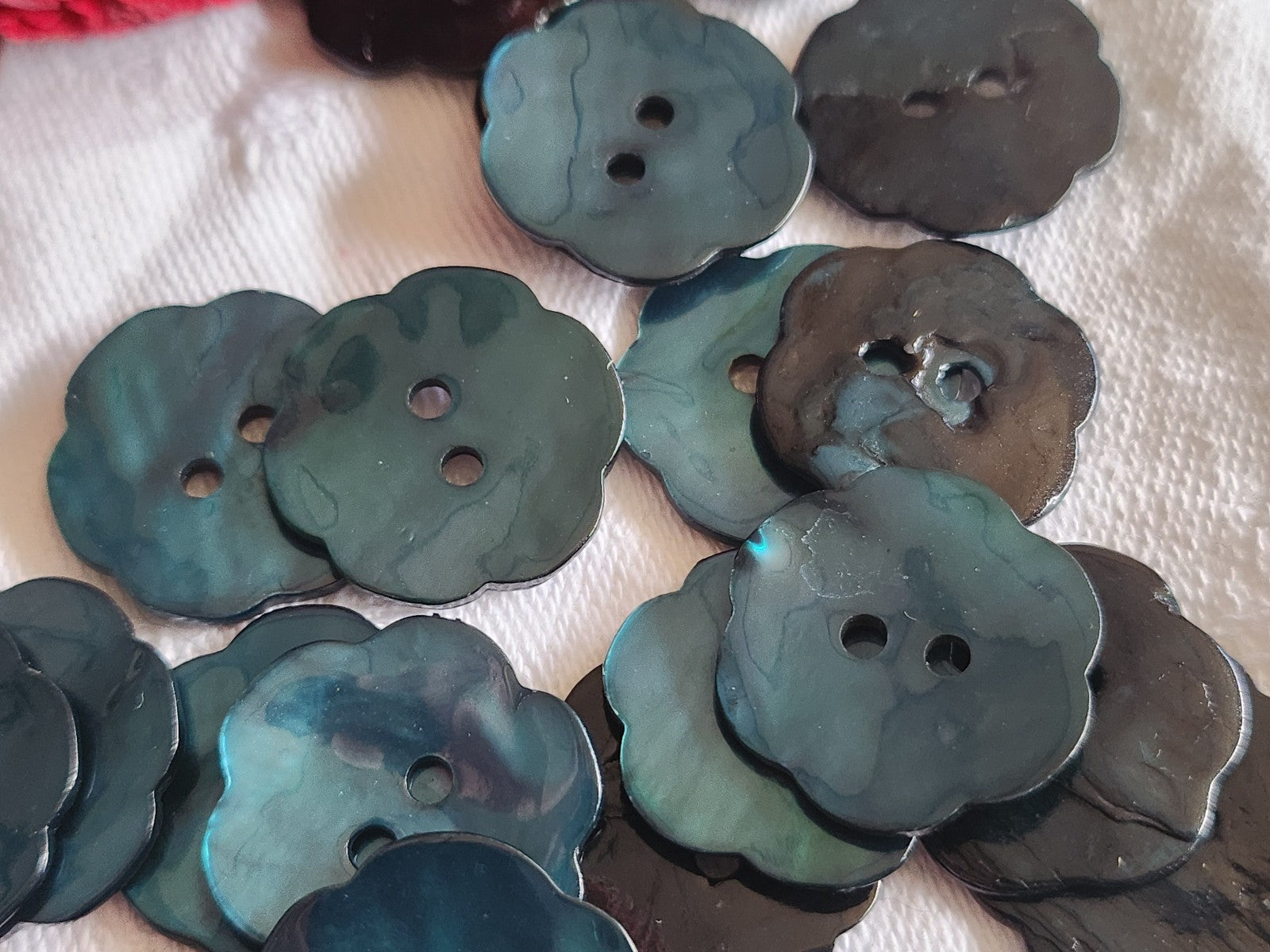 Lot 6 boutons vintage en nacre bleu/vertv  fleur trous 2 cm ref 1602
