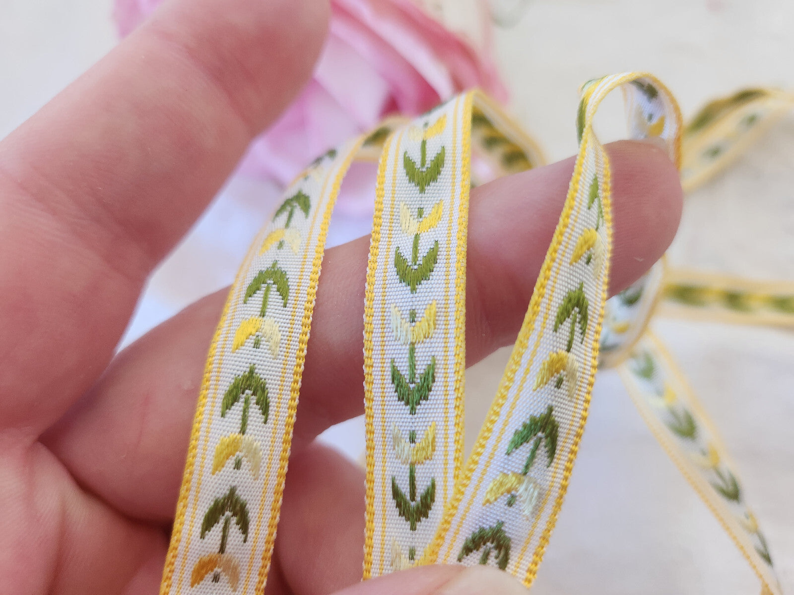 Galon  motif fleur jaune vert  5 mètres sur 1,1 cm A2