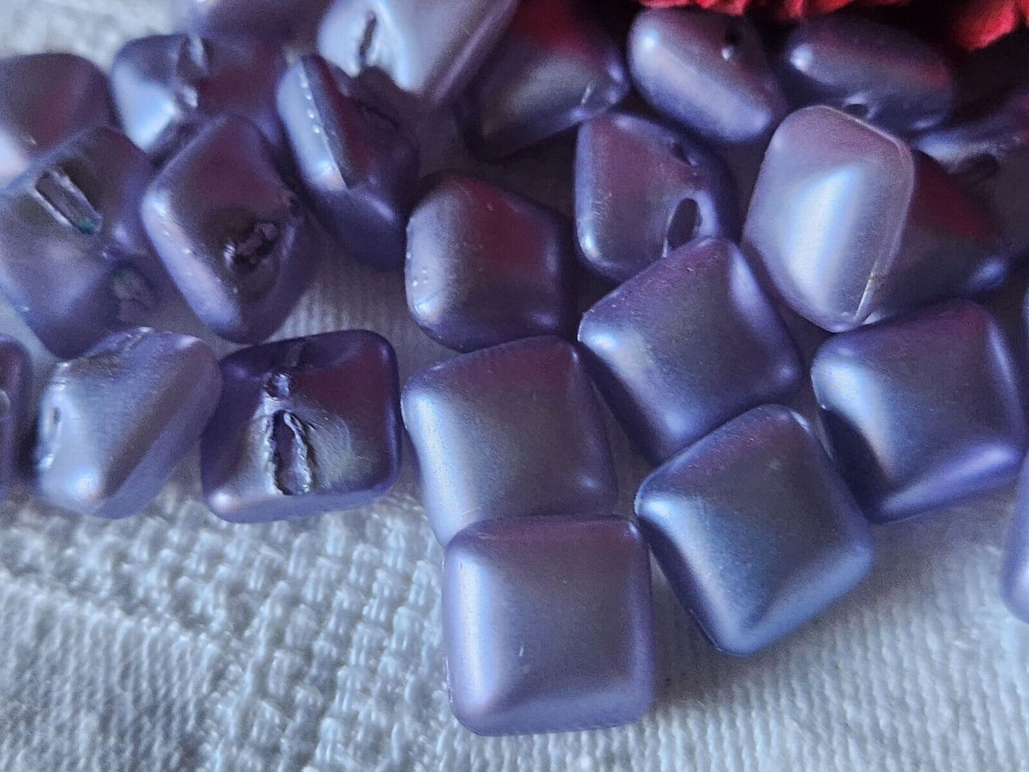 Lot 12 mini boutons vintage violet satiné plastique pied carré 1 cm ref 2746