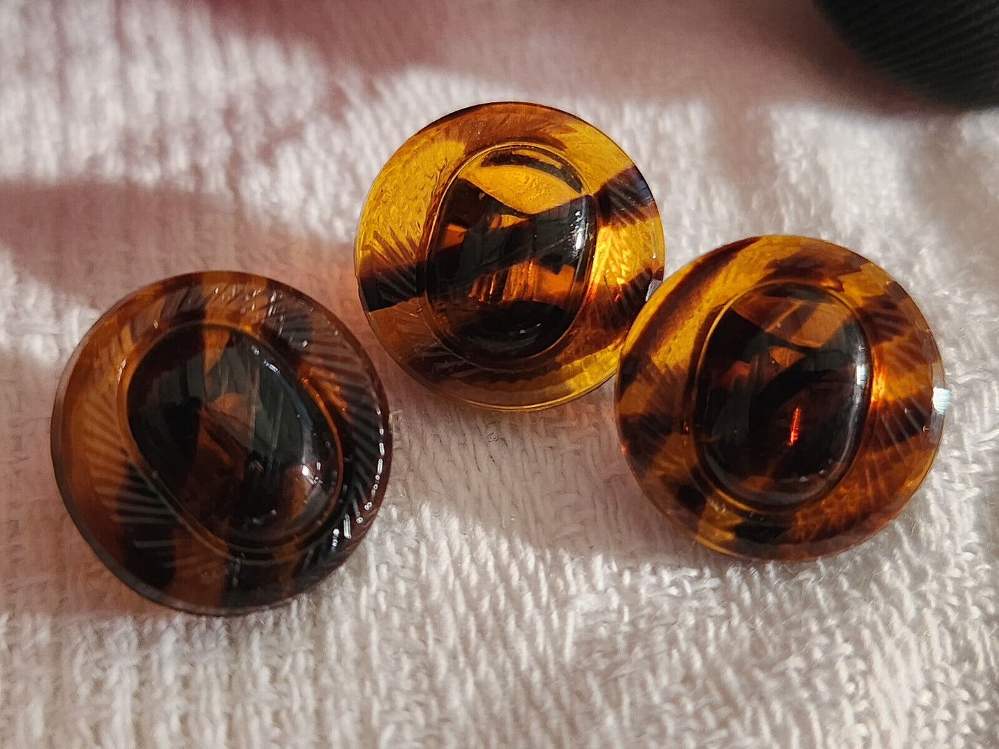 Trio petits boutons anciens en verre façon écaille marron 1,3 cm G18D