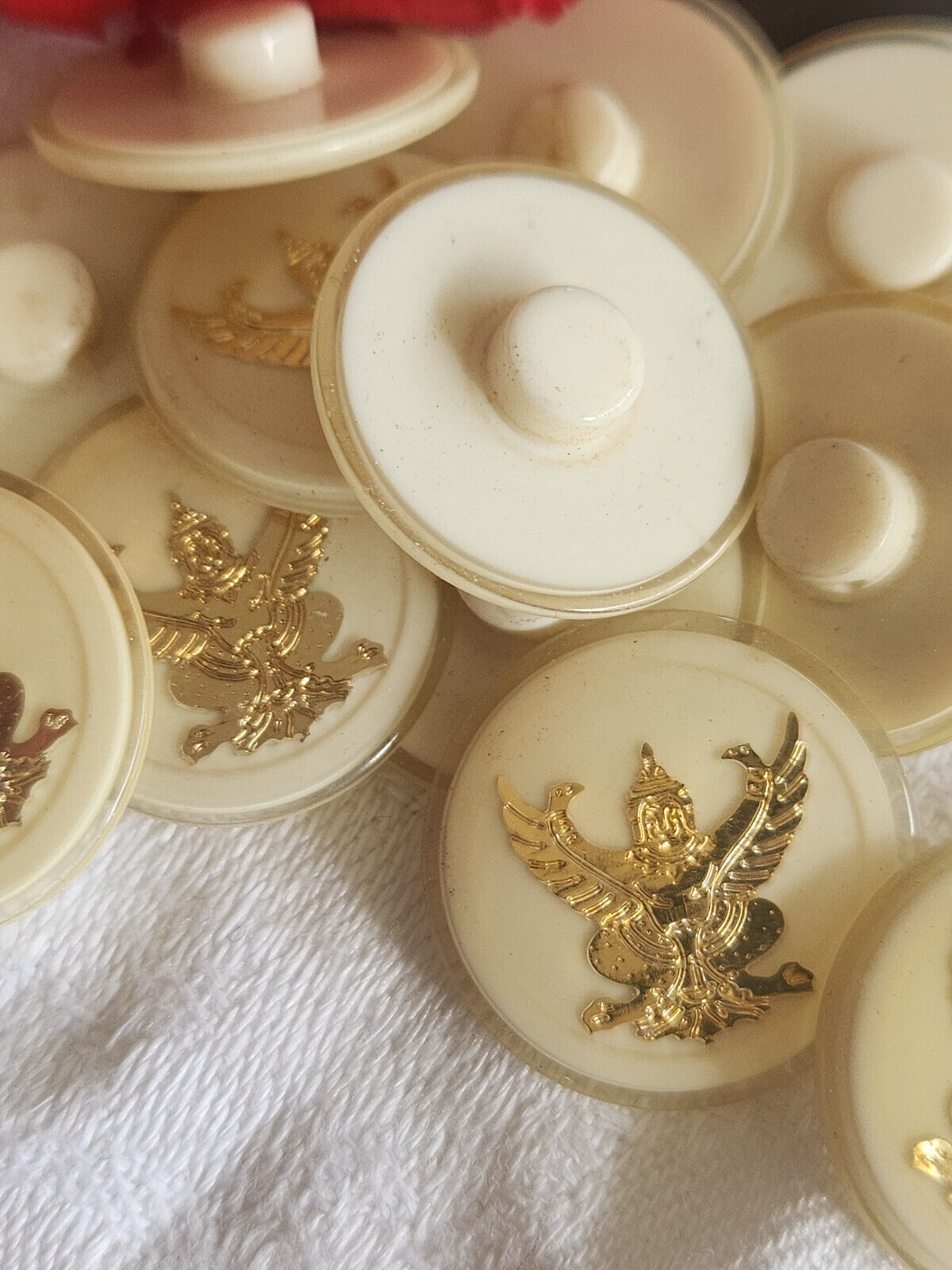 Lot 6 boutons vintage creme à pied inclusion doré bouddha pied  2,2 cm ref 802