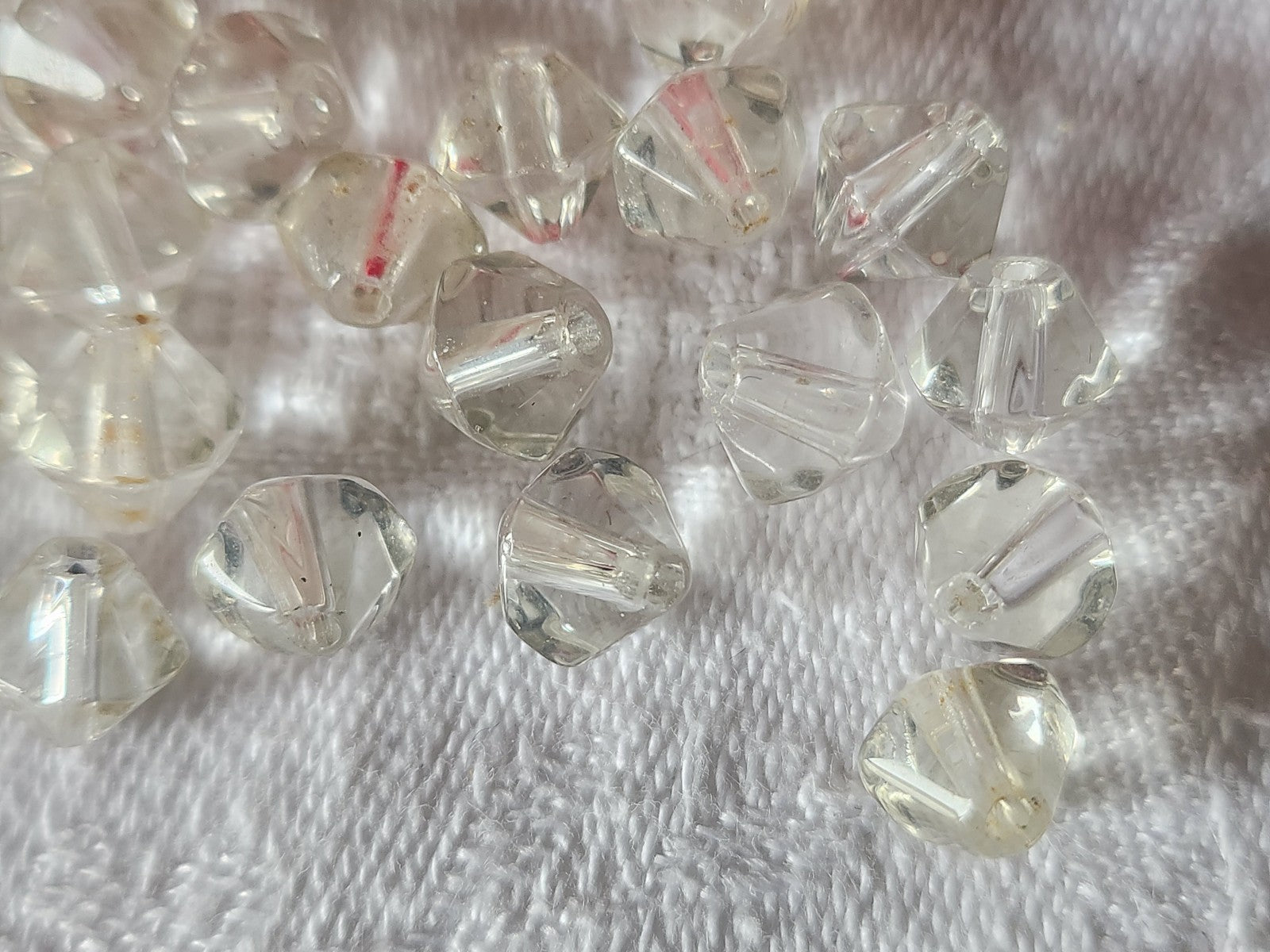Lot 24 perles en verre anciennes forme toupie lisse transparente  ref 33553
