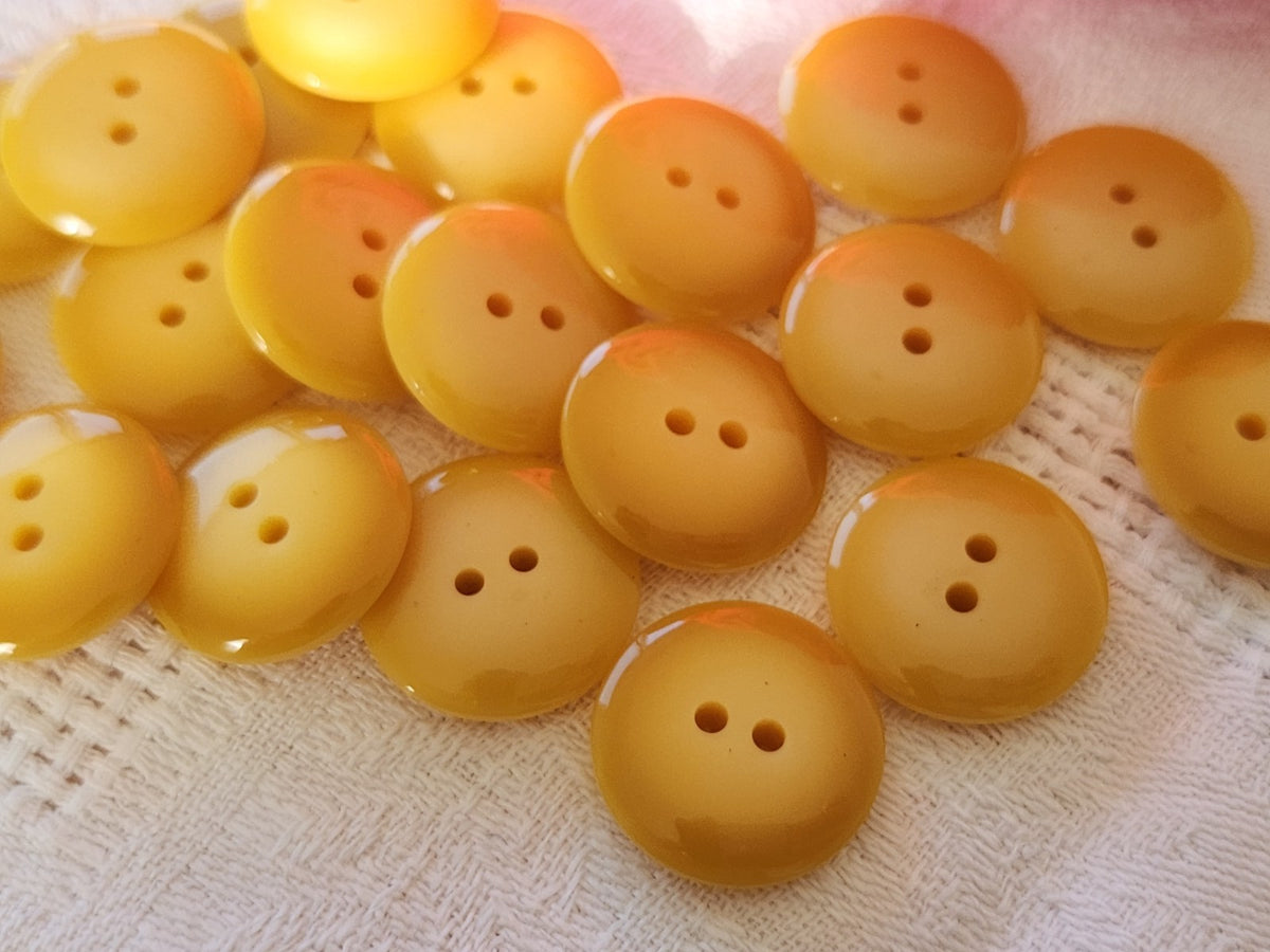 Lot 19 jolis  boutons vintage jaune lumineux 1,7 cm ou 17 mm  ref 6539