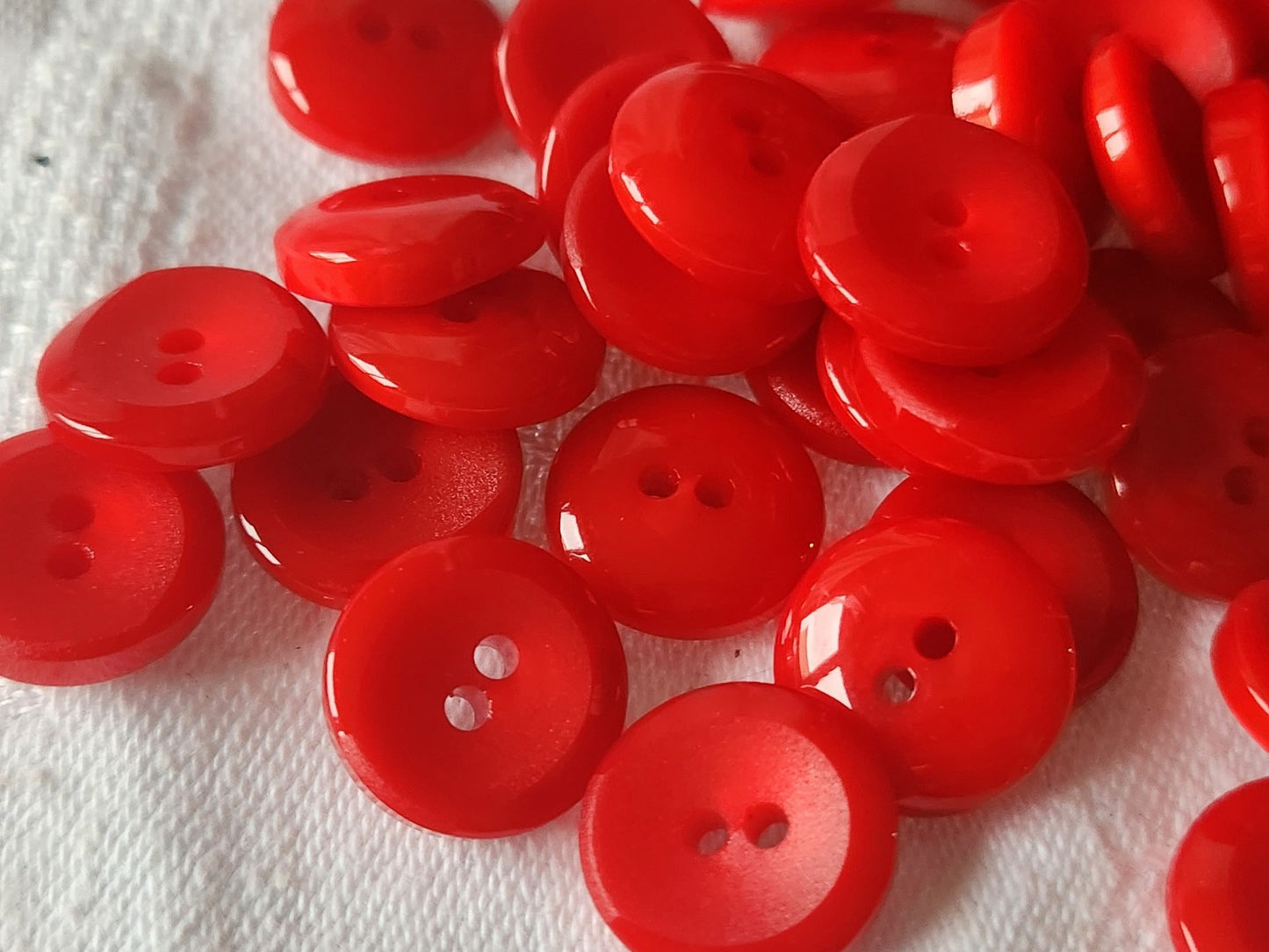 Lot 18 boutons vintage rouge petit trous 1,5 cm ref 1271