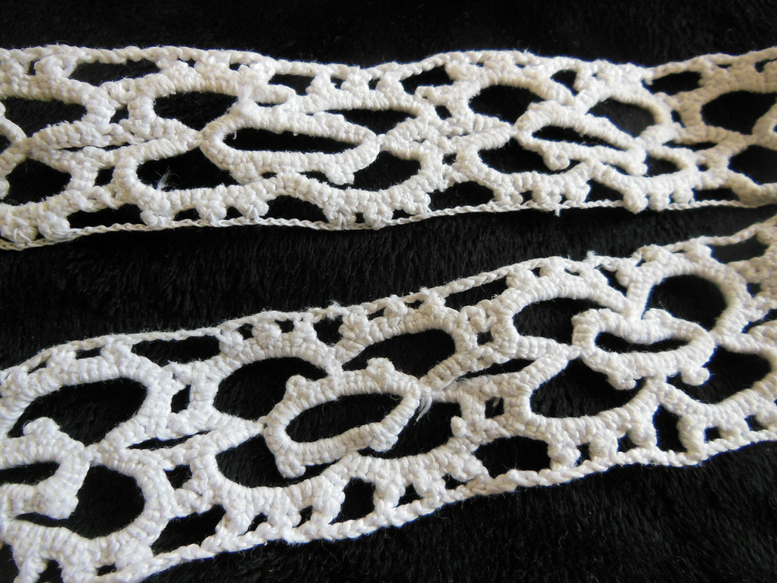 Dentelle ancienne  au crochet entre deux 78 cm sur 3,7 cm T1-11