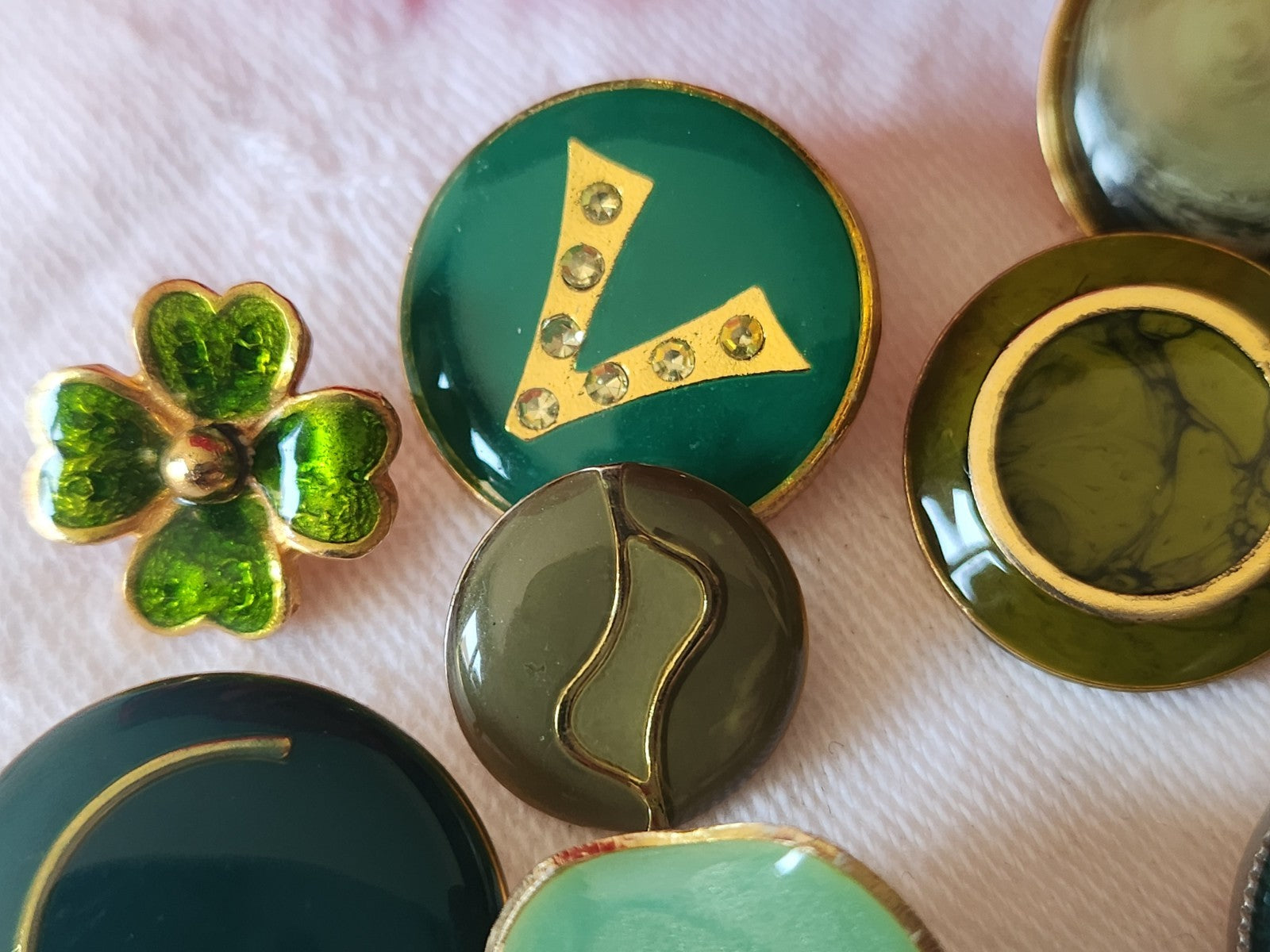 Lot 10 boutons vintage en métal vert panaché 1,6 à 2,2 cm ref 6057