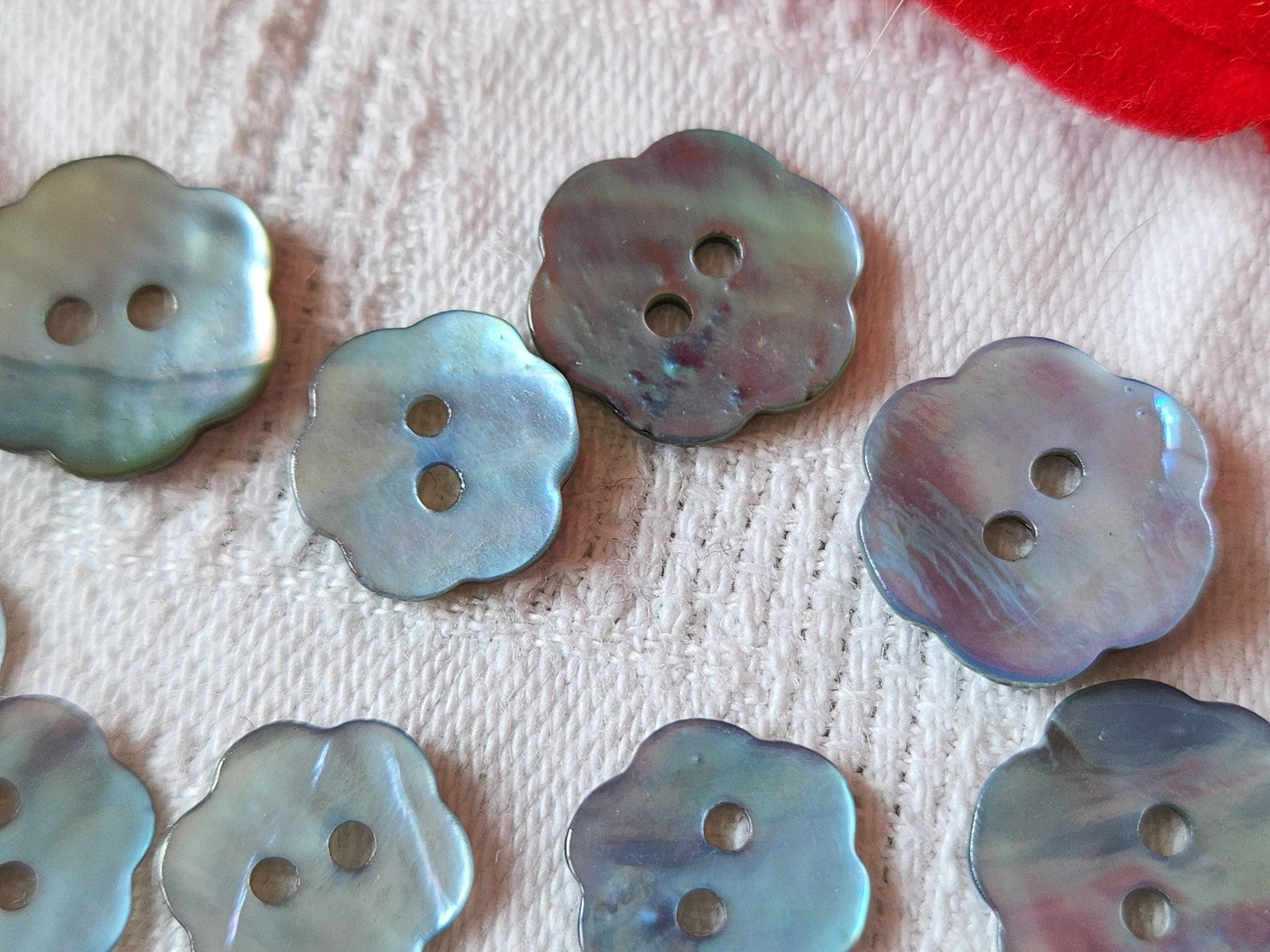 Lot 14 boutons vintage en nacre bleu panaché  fleur 1,2 à 1,7 cm ref 1226