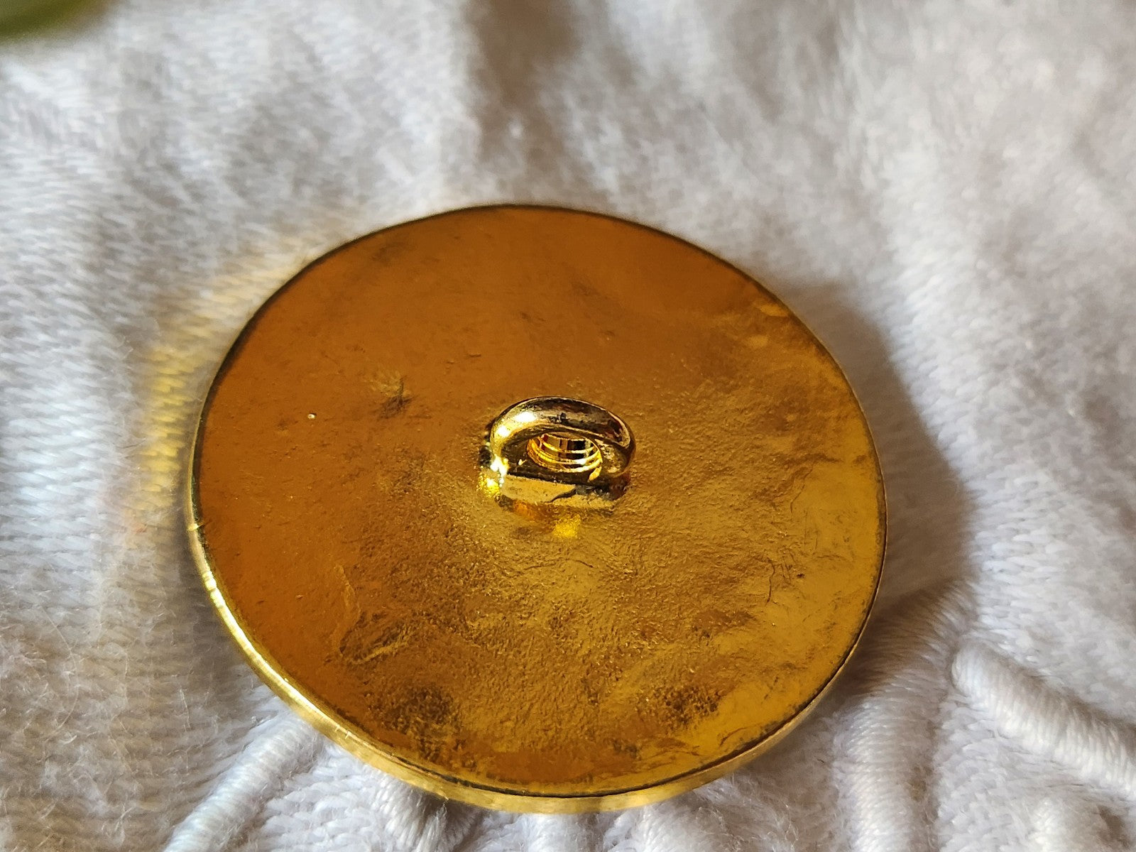 Gros bouton vintage en métal motif vert doré 3,1 cm ref 2904