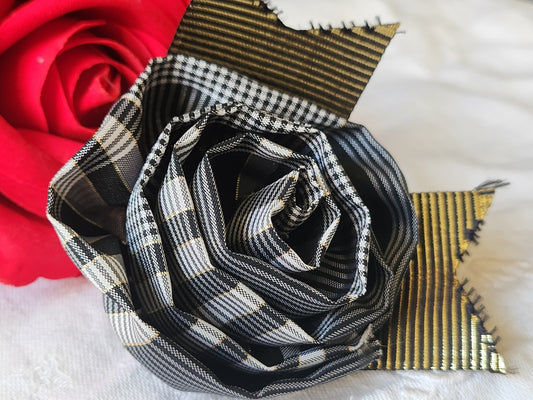 Fleur ancienne tissu quadrille gris doré chapeau sur broche modiste T0-08