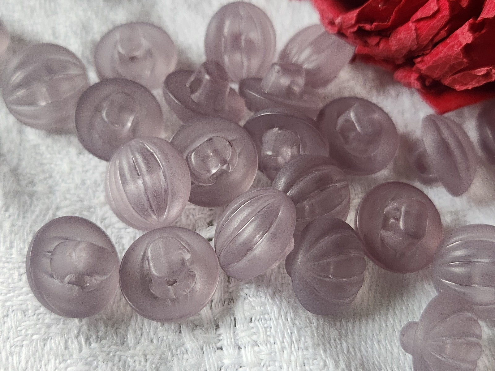 Lot 23 boutons vintage violet bord mat bombé pied 1,1 cm ref 2627