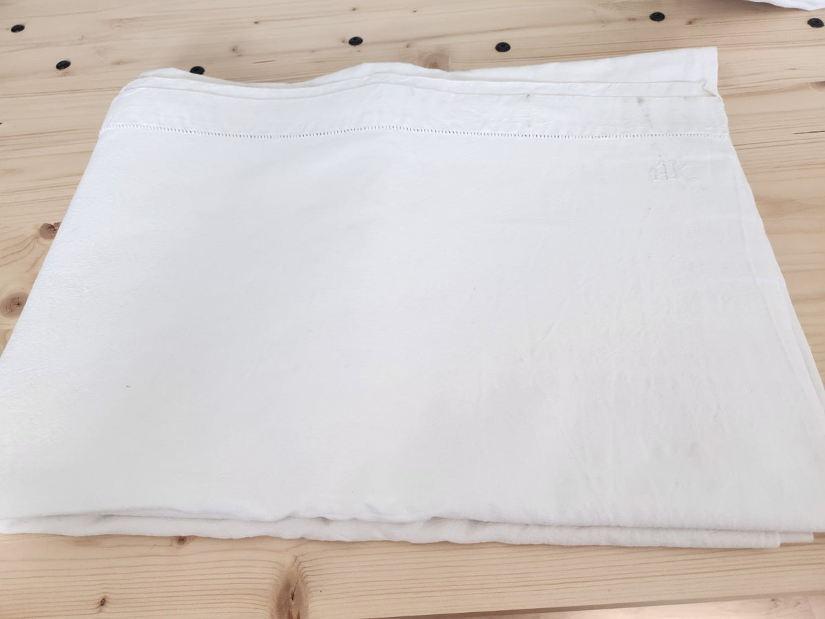 Ancien drap petit monogramme HK jour tiré B5