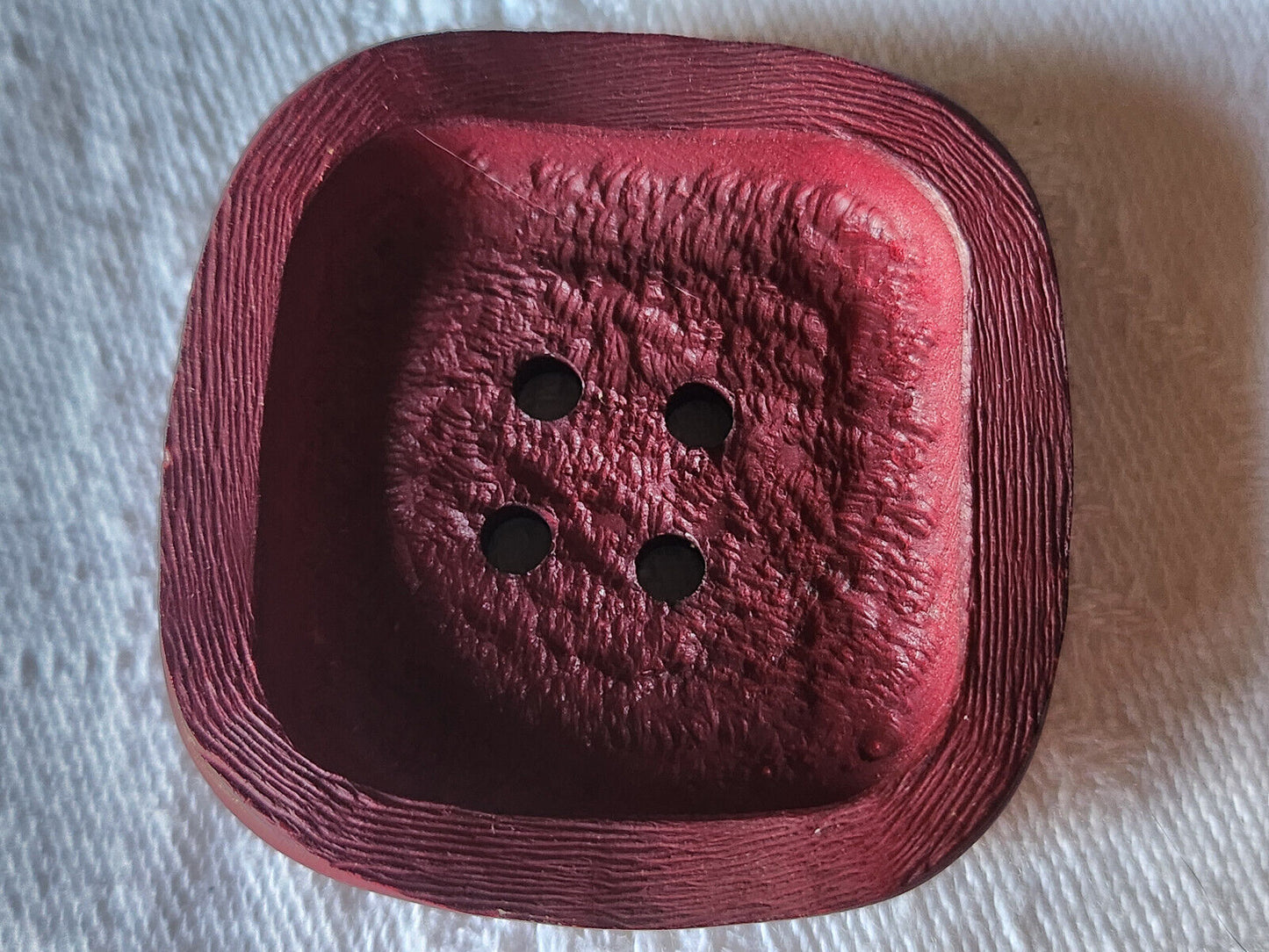 Enorme bouton vintage rouge carré mat texturé  4,3 cm ref 2794