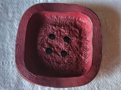 Enorme bouton vintage rouge carré mat texturé  4,3 cm ref 2794
