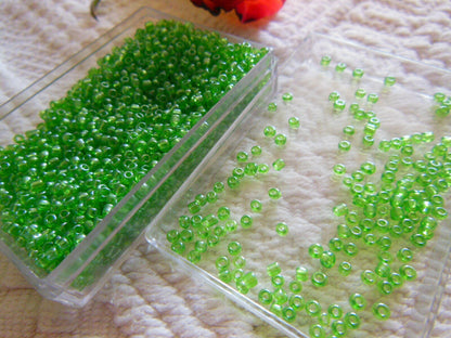 Lot environ 20 grammes de perles de rocaille verte n°126