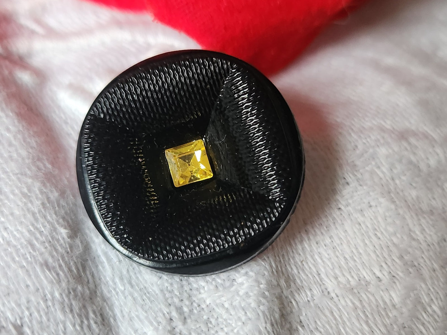 Gros bouton ancien  en verre noir coeur strass jaune verre 2,3 cm D17H