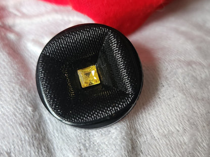 Gros bouton ancien  en verre noir coeur strass jaune verre 2,3 cm D17H