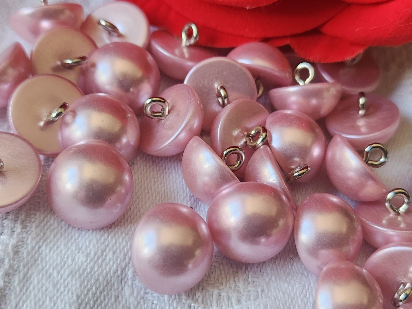 Lot 16  boutons rose satiné  fond d 'atelier 1,3 cm pied métal  ref 2348
