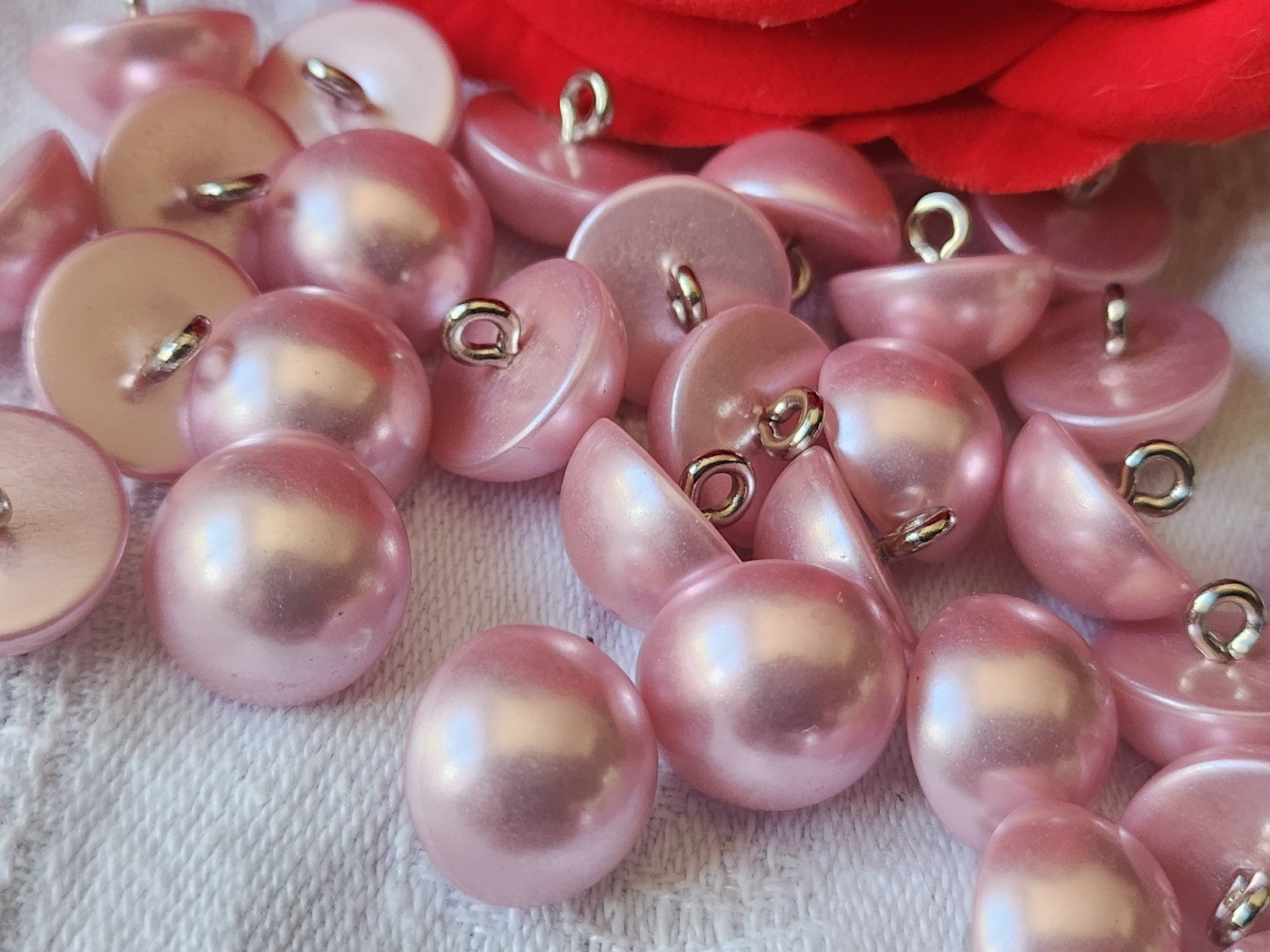 Lot 16  boutons rose satiné  fond d 'atelier 1,3 cm pied métal  ref 2348