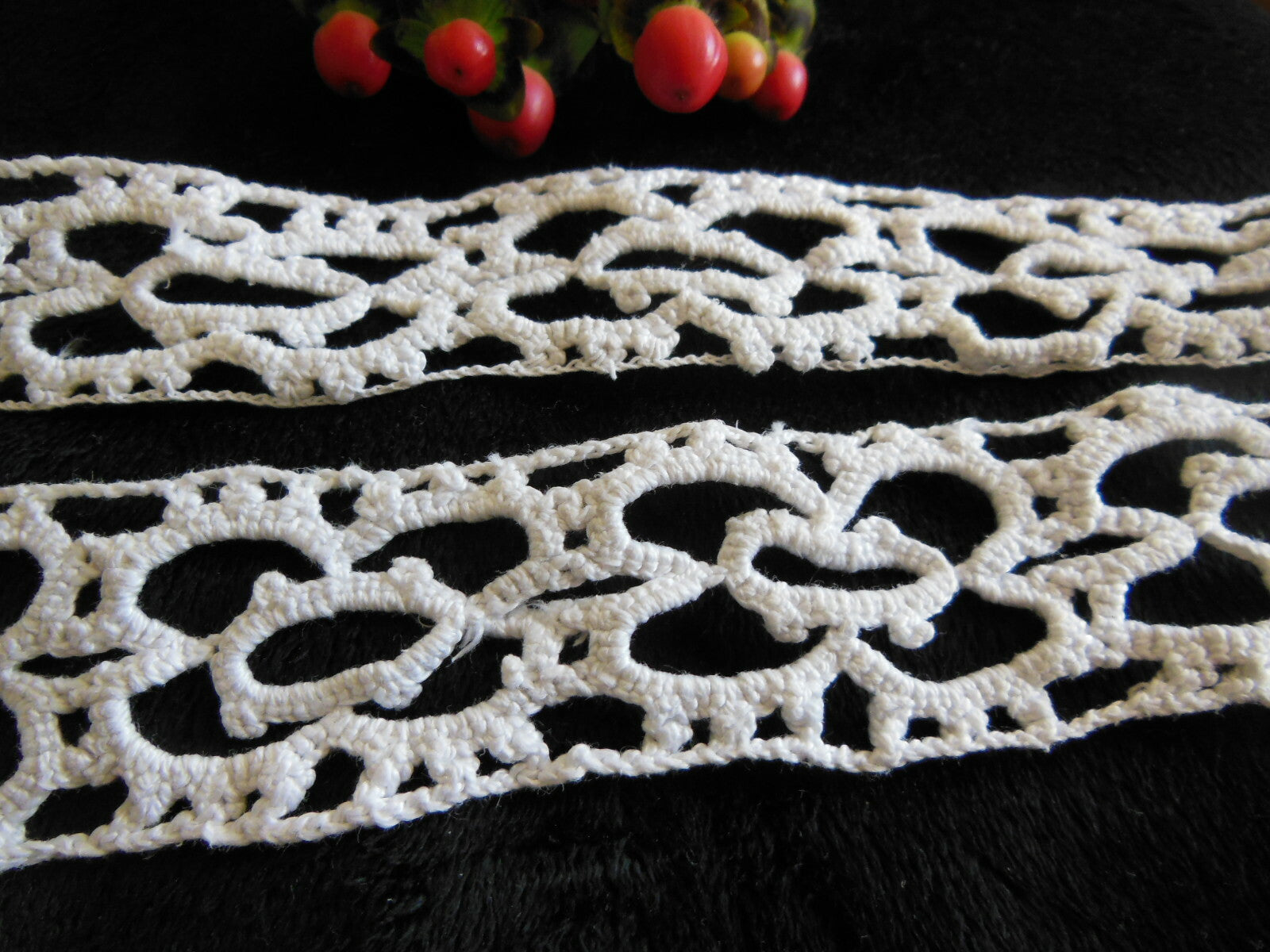 Dentelle ancienne  au crochet entre deux 78 cm sur 3,7 cm T1-11