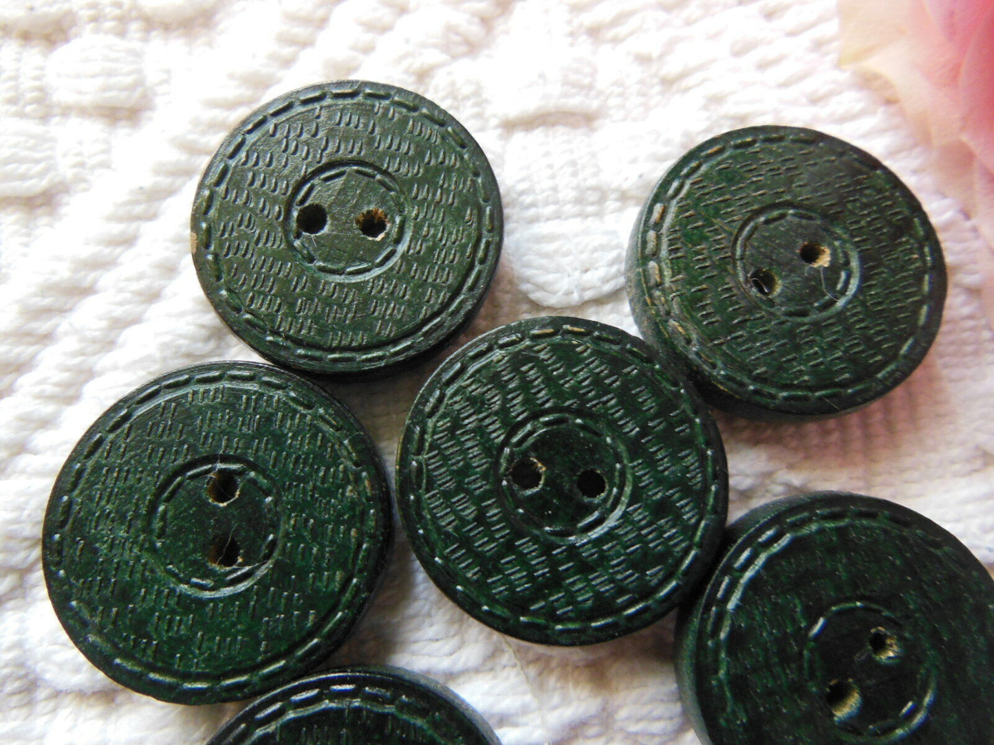 Lot 6 boutons anciens en bois travaillé teinté vert diamètre 2,1 cm ref 415