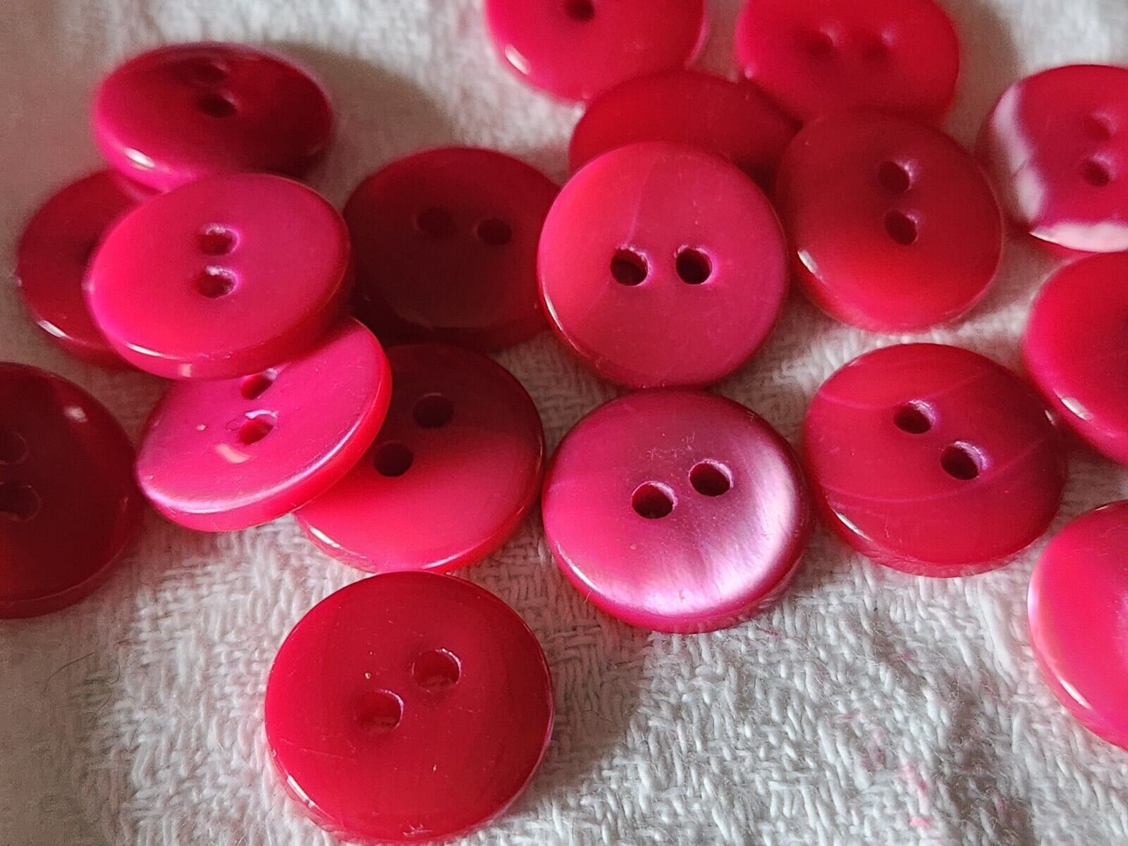 Lot 8 boutons vintage en nacre rose foncé trous 1,5 cm ref 2092