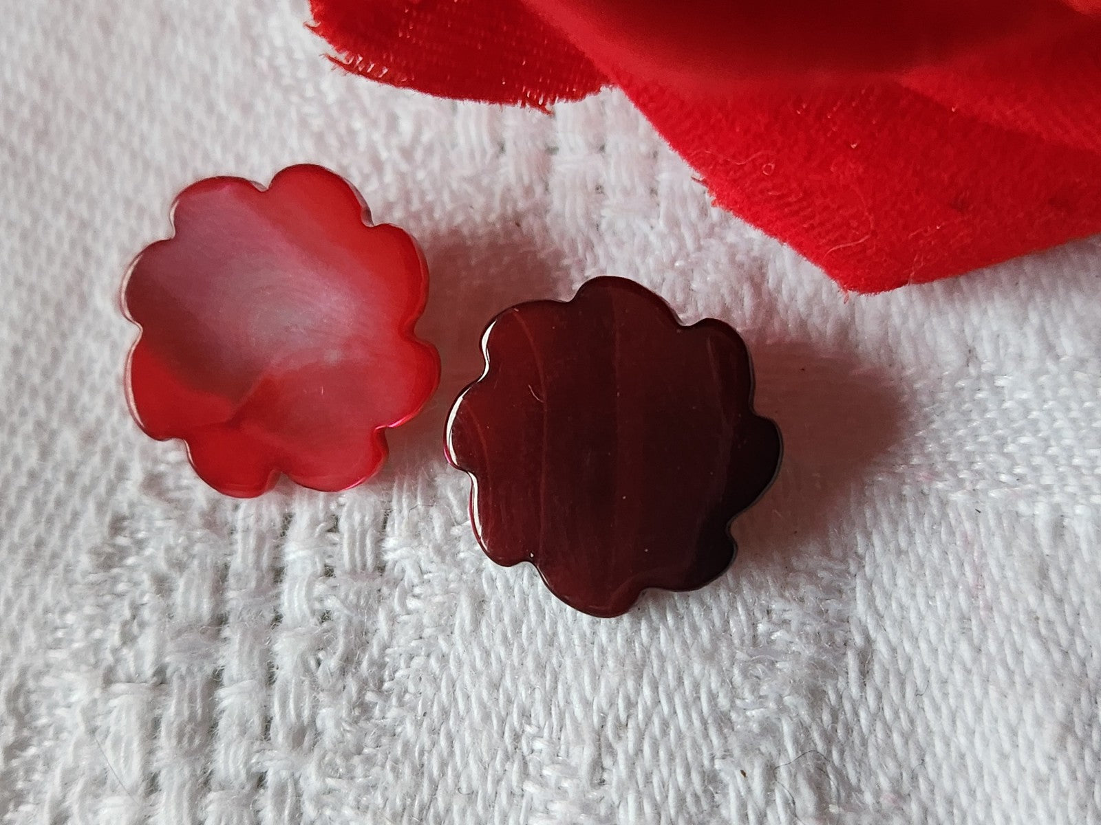 Duo boutons anciens en nacre rouge originaux vintage 1,4 cm D10A