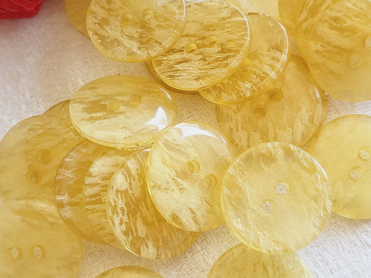 Lot 12 boutons vintage jaune transparent 4 trous diamètre 2 cm  ref 553