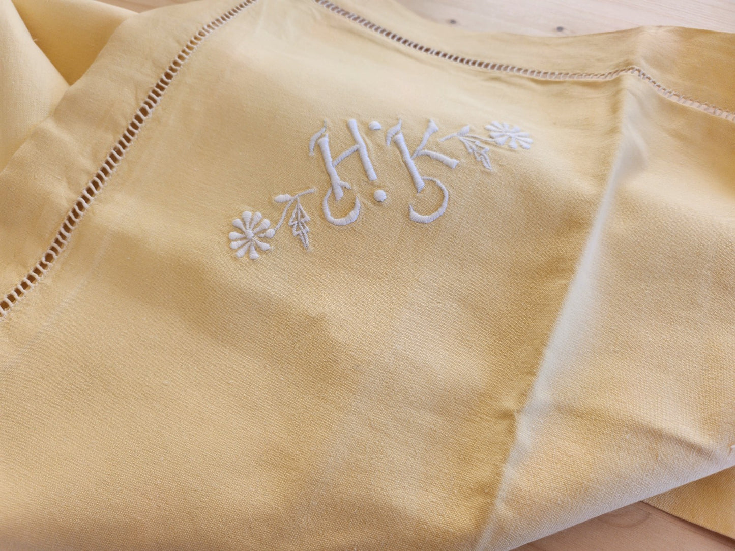 Lot deux anciennes taies d'oreillers monogramme HK jaune paire superbes B6