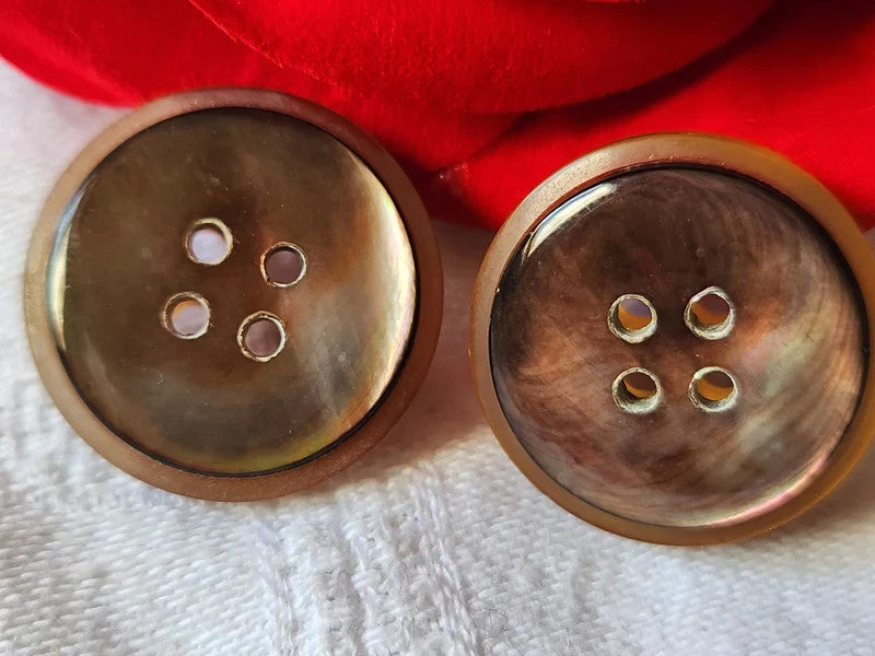 Duo boutons anciens coeur en nacre épais à trous collection 2,2 cm D12K