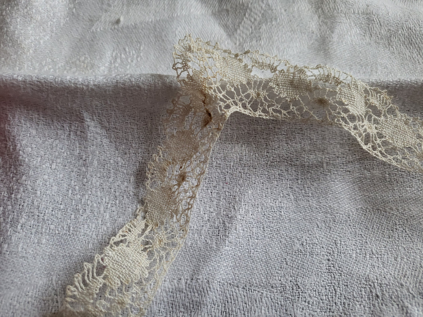 Dentelle ancienne pour pourtour mouchoir  lin  T2-18