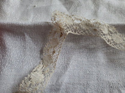 Dentelle ancienne pour pourtour mouchoir  lin  T2-18