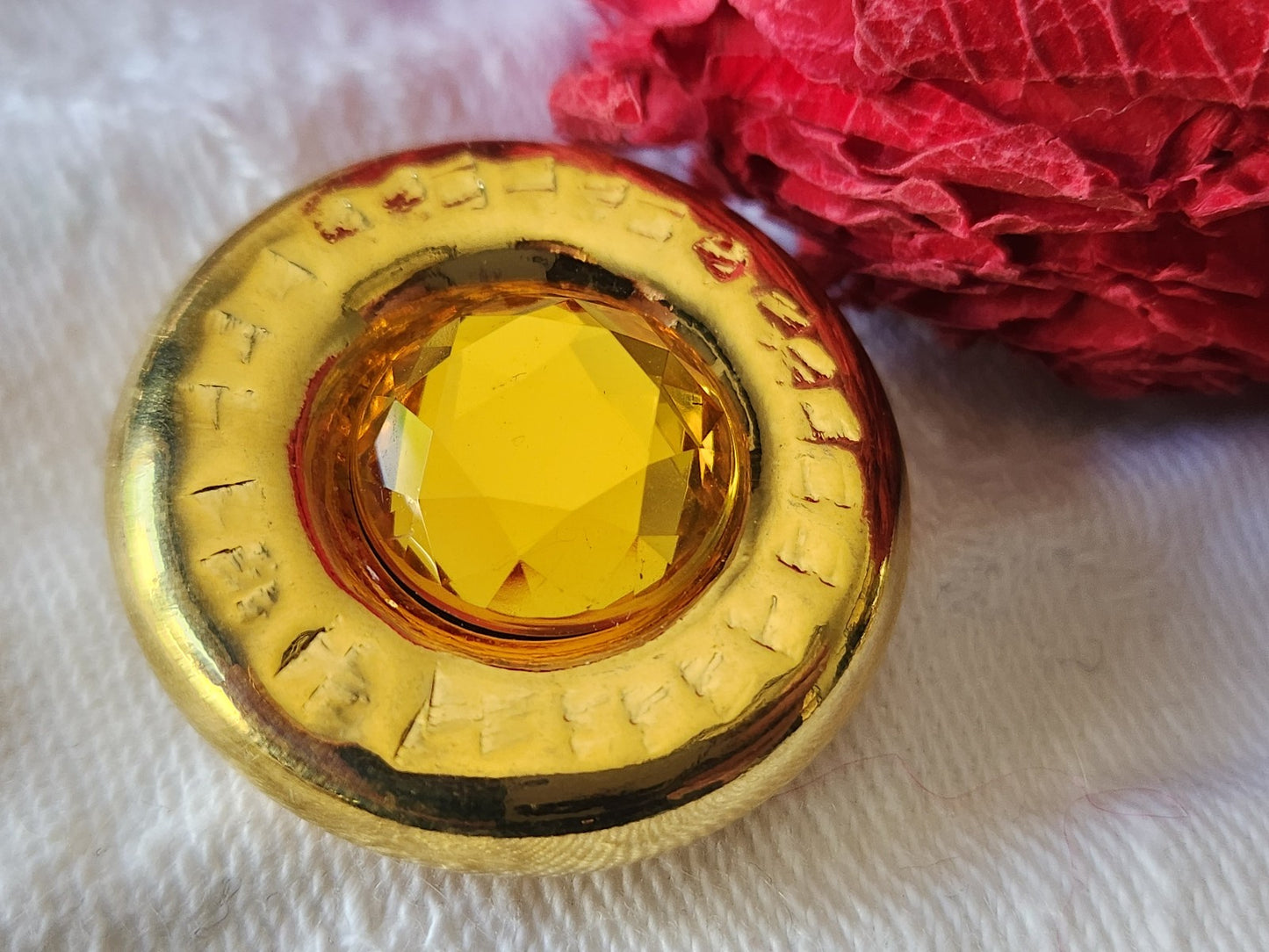 Gros bouton vintage en métal doré strass resine orange 2,6 cm G14B