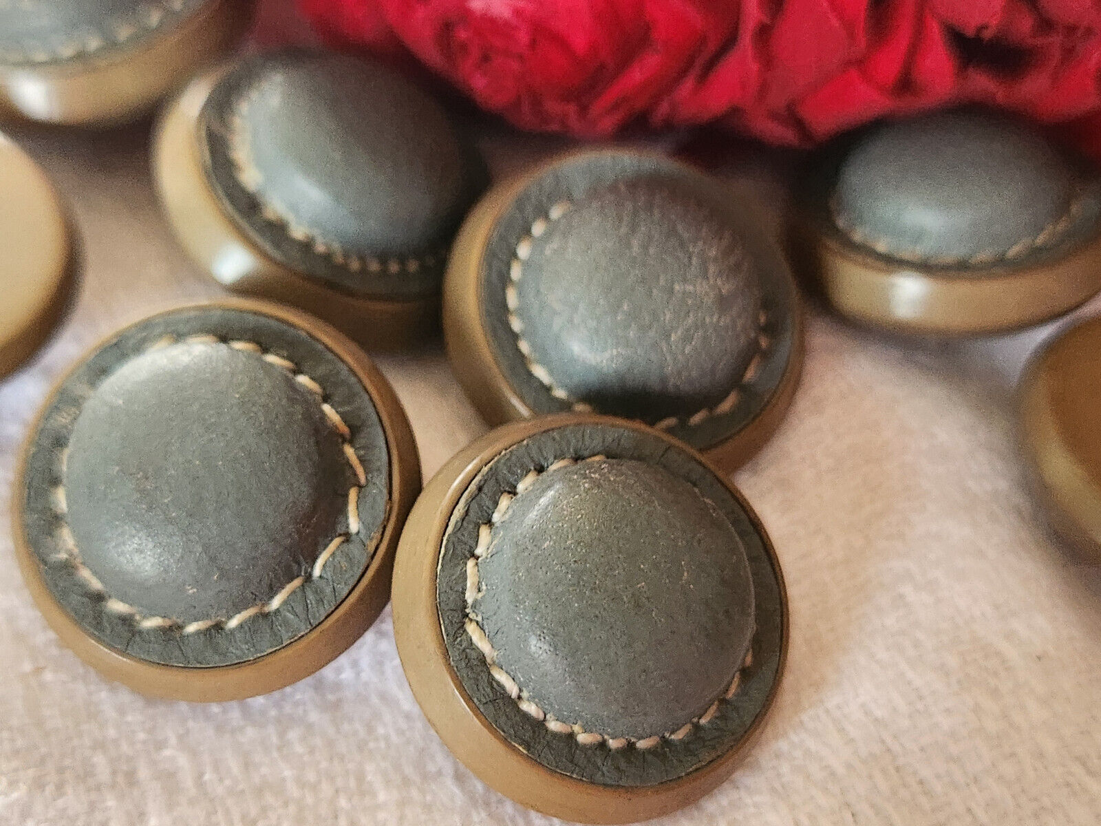 Lot 6 boutons anciens coeur en cuir gris 2 cm  ref 2718