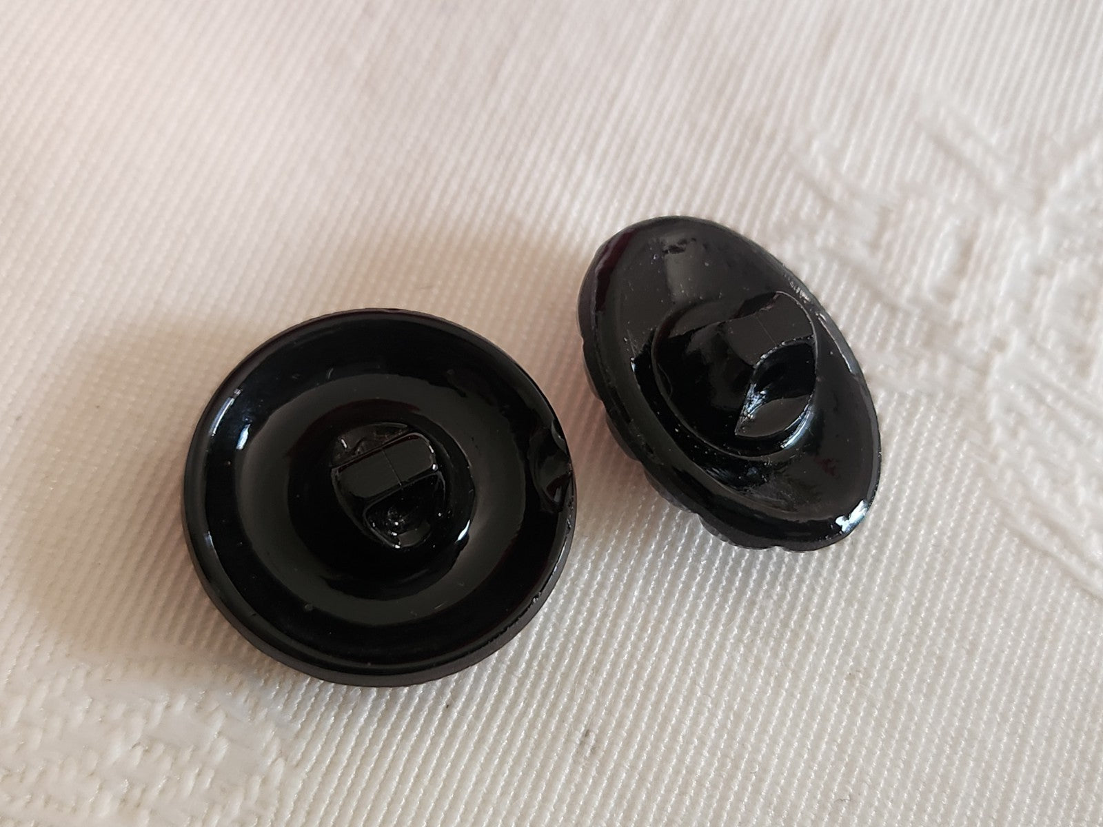 Duo  boutons anciens en verre gris anthracite 1,8 cm et 1,2 sur 1,8 cm G12D