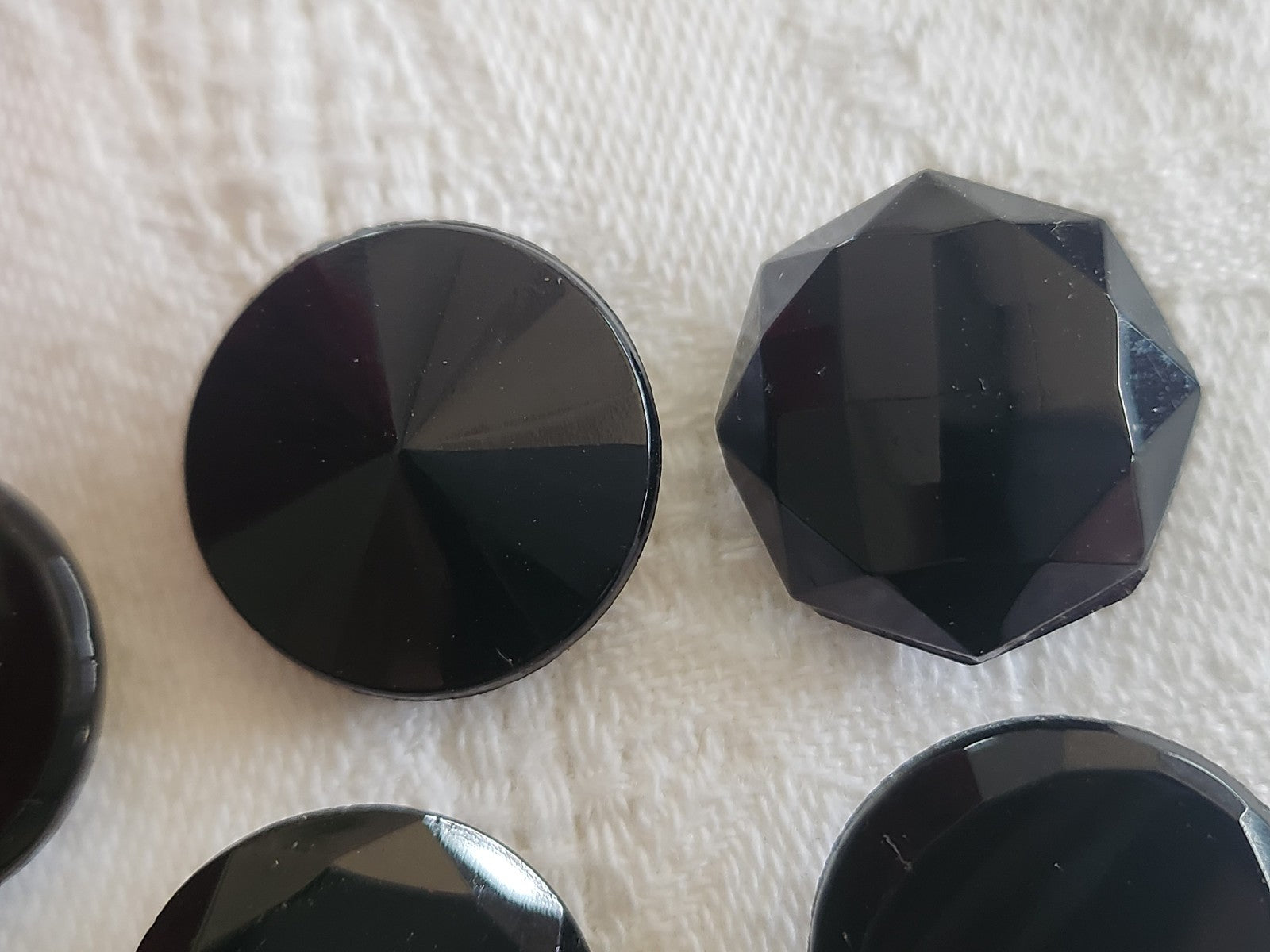 Lot 6 boutons anciens en verre noir 1,7/1,8 cm pied facette ref 6079