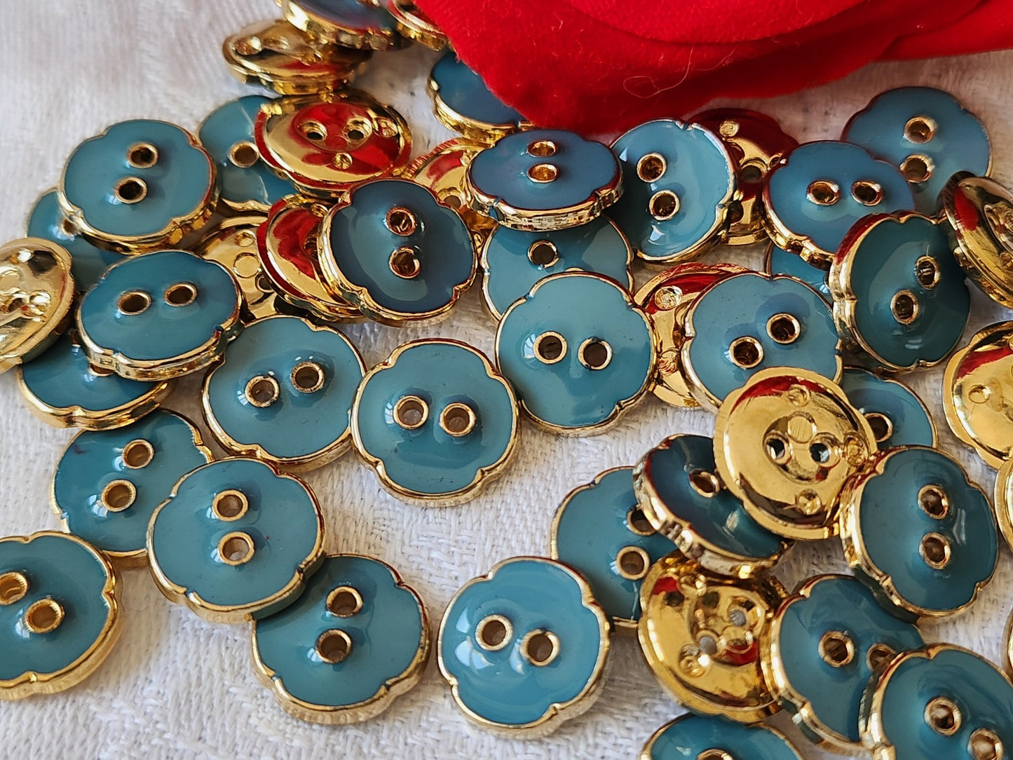 Lot 22 boutons vintage acrylique trous bleu fleur 1,3 cm ref 6053