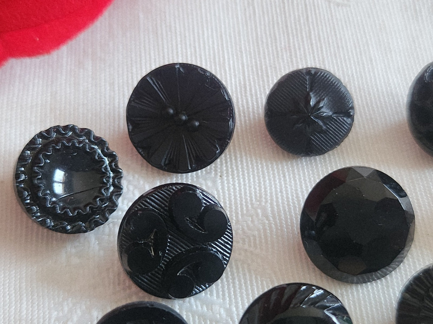 Lot 10 boutons anciens vintage  en verre noir  panaché 1,1 à 1,3 cm ref 6236