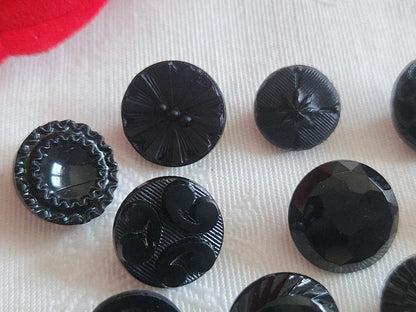 Lot 10 boutons anciens vintage  en verre noir  panaché 1,1 à 1,3 cm ref 6236