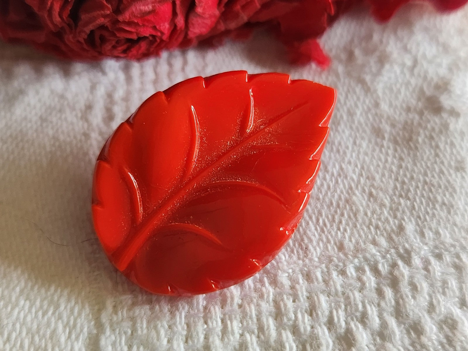 Gros bouton vintage en verre collection forme feuille  1,9 sur 2,7 cm G7N