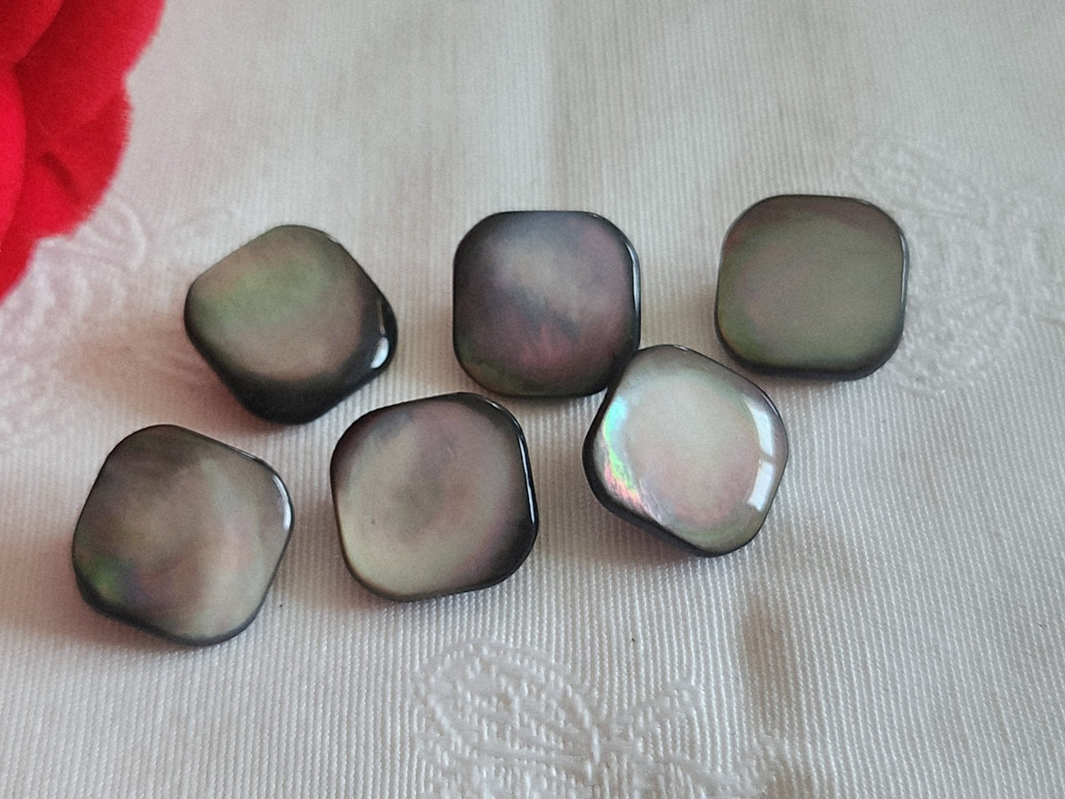 Lot 6 boutons vintage  en nacre gris  carré pied 1,5 cm ref 6234