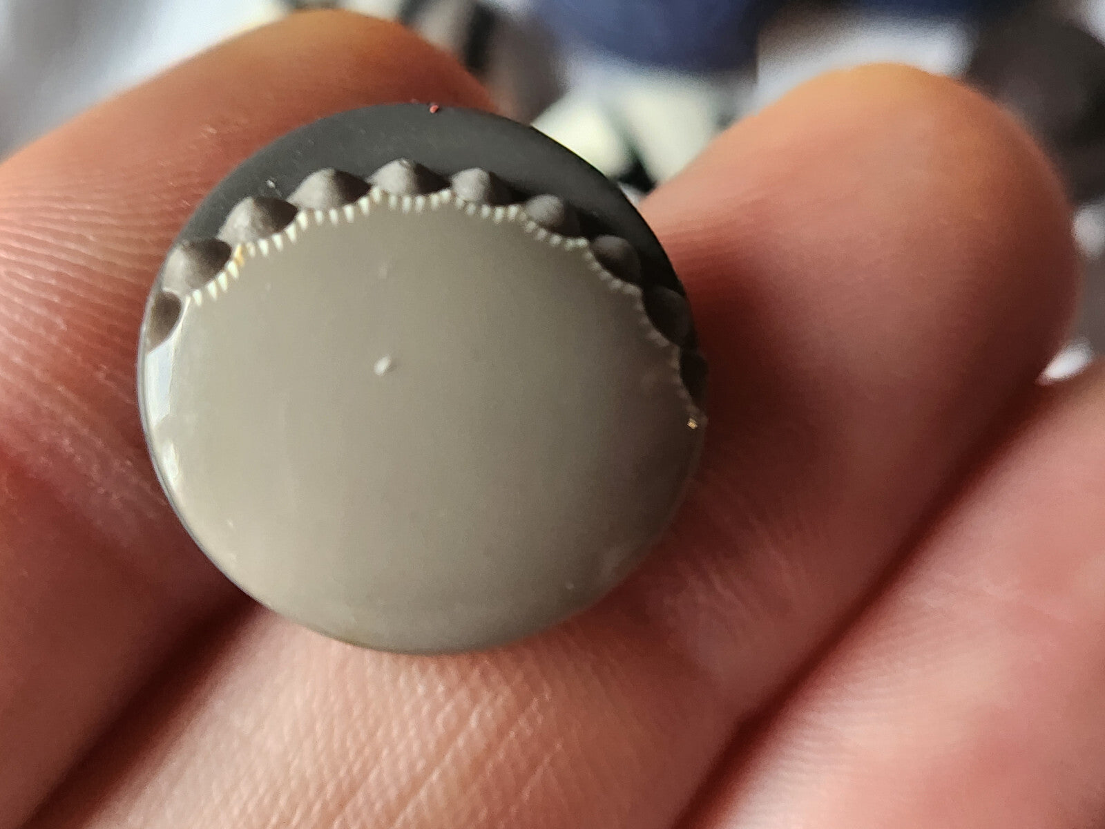 Ancien bouton bicolore gris travaillé pied laiton diamètre 1,9 cm ref 4587