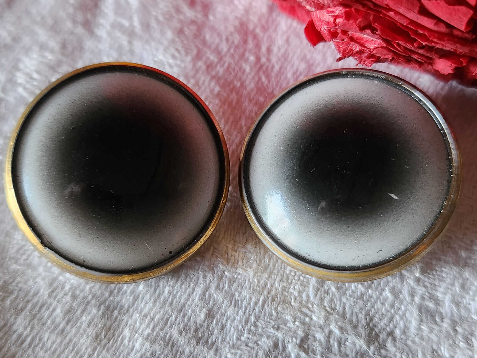 Duo gros boutons anciens en verre noir blanc doré 2,6 cm G8J