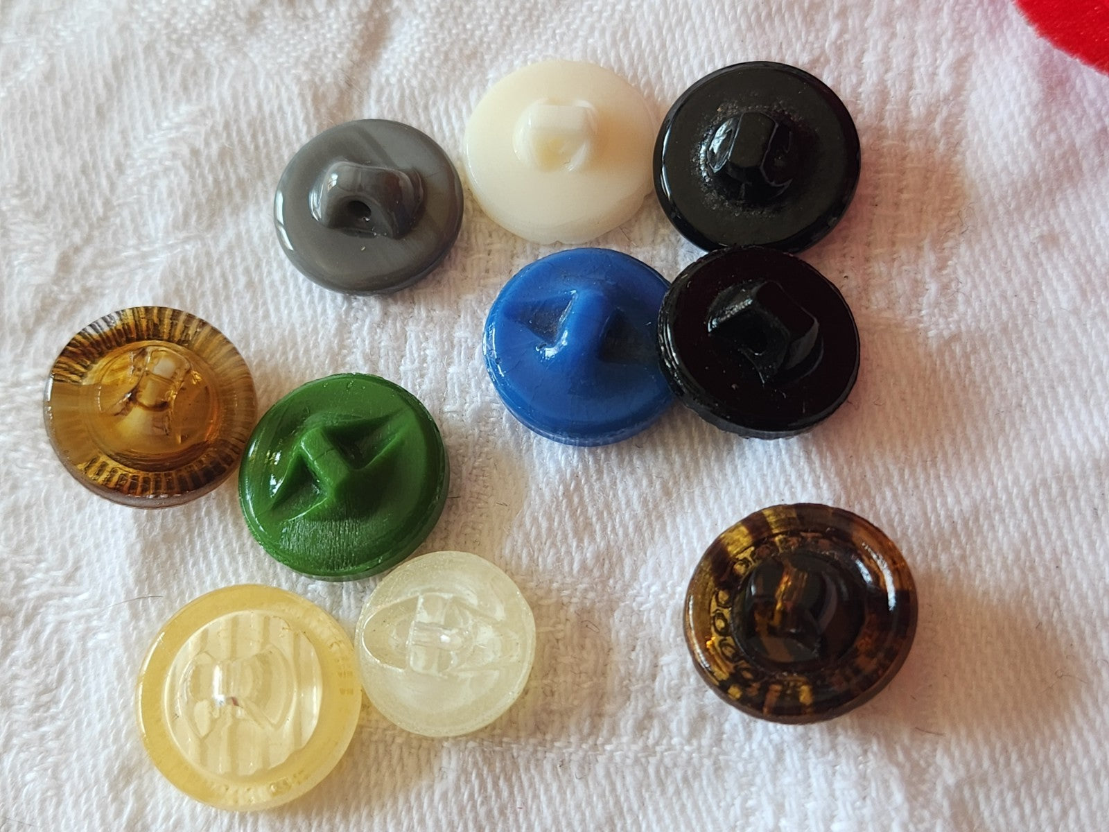 Lot 10 boutons anciens en verre multicolore  panaché 1,1 à 1,4 cm ref 6063
