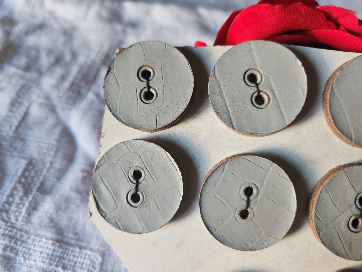 Plaque de 11  boutons anciens en cuir gris gros 2,8 cm à trous