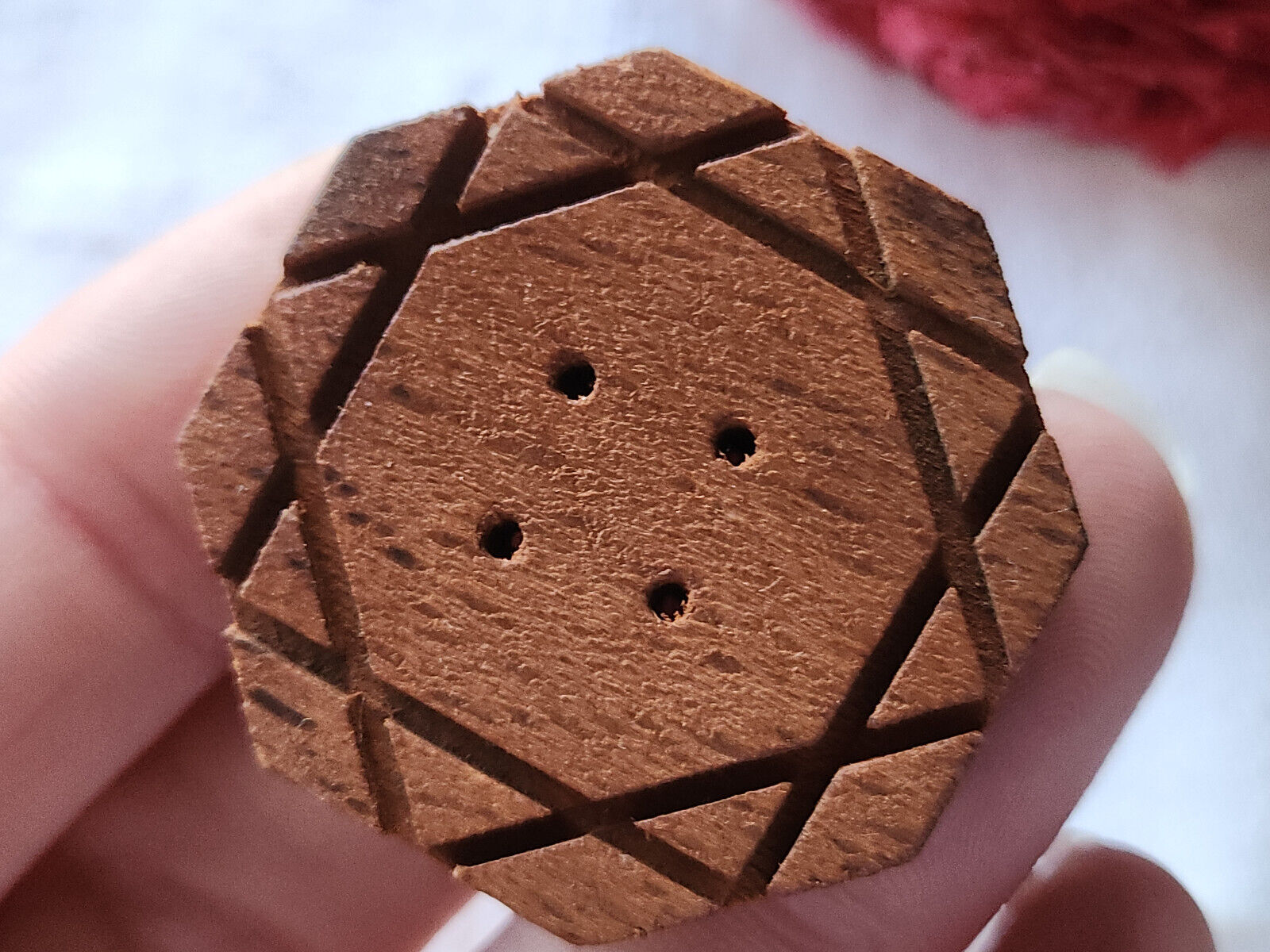 Gros bouton ancien en bois ciselé marron  3,6 cm D12J
