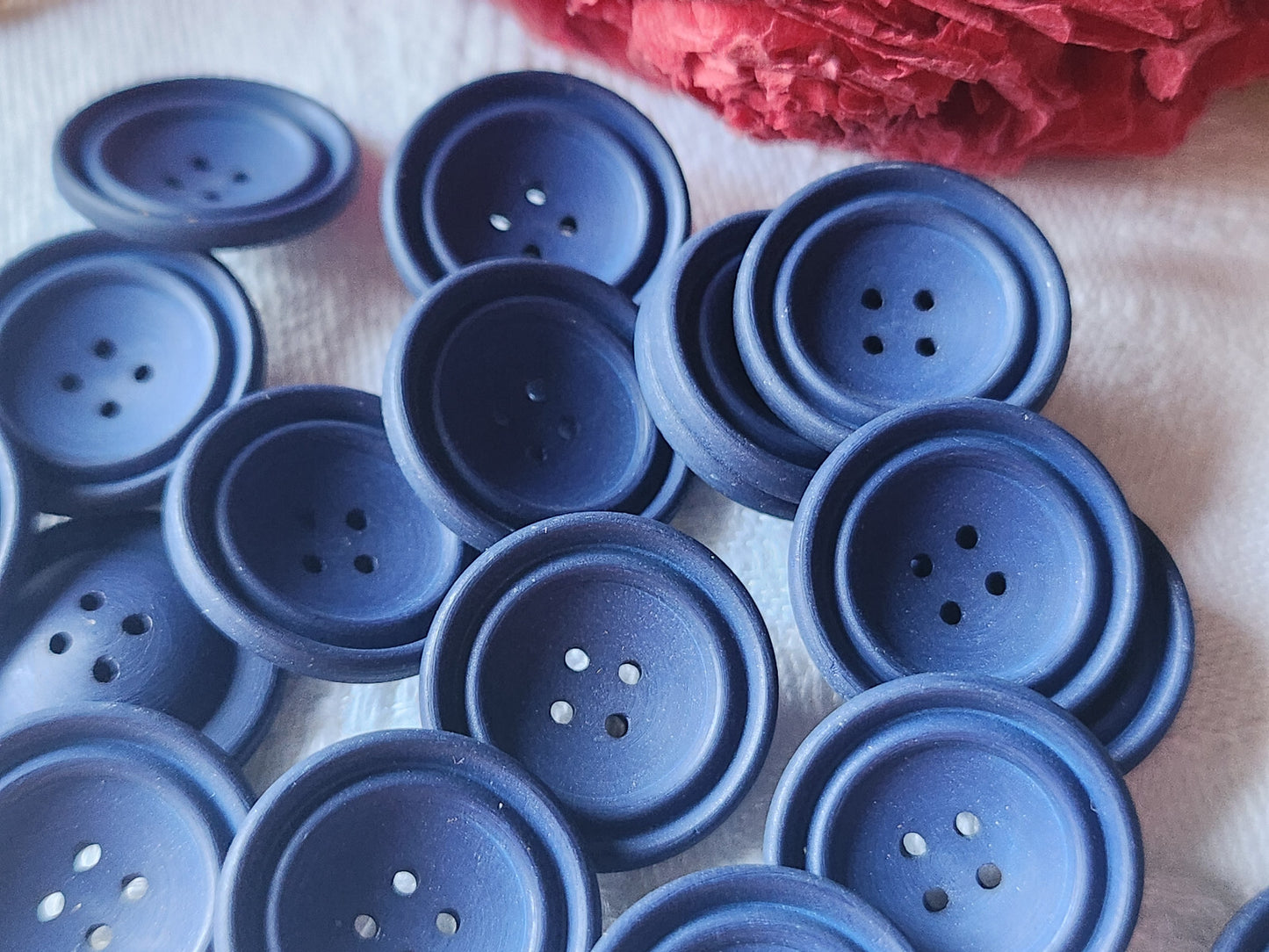 Lot 16  boutons vintage bleu mat incurvé trous 1,8 cm ref 2281