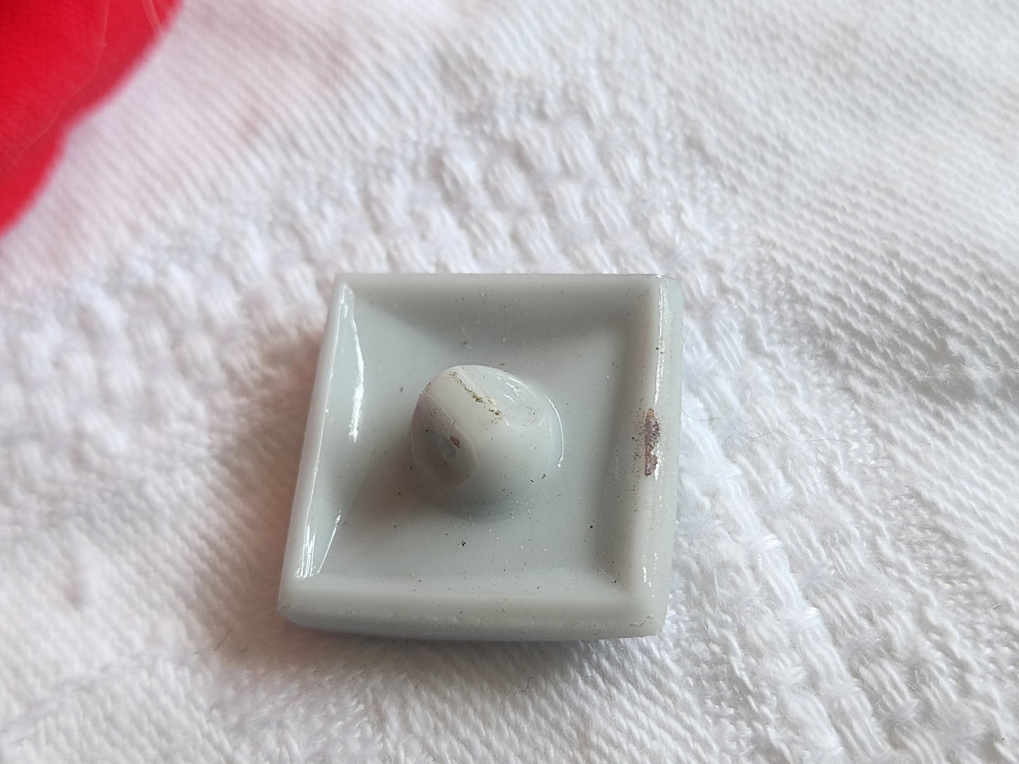 Bouton ancien en verre camaieu gris carré année 40/50   2 cm ref 2806