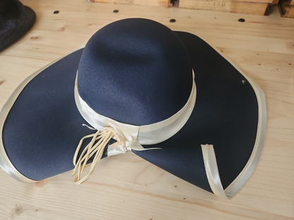 Lot 12 chapeaux de cérémonies année 1990/2000 voir description annonce