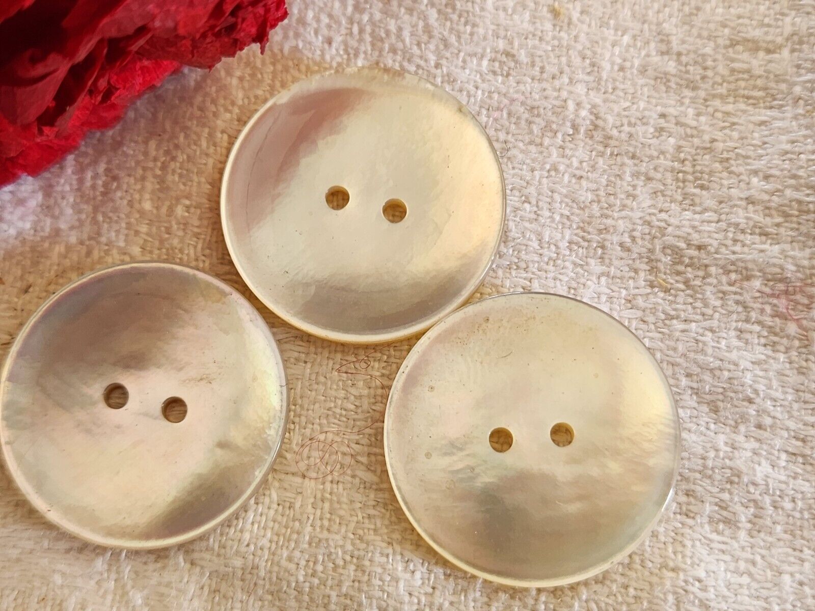 Trio boutons anciens cœur en nacre blanc laiteux trous 2,2 cm D16A