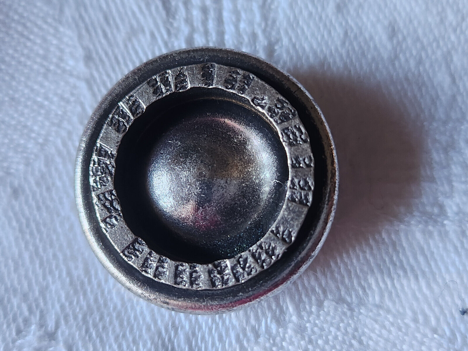 Bouton vintage en métal  pied travaillé 2,5 cm lourd  D5H